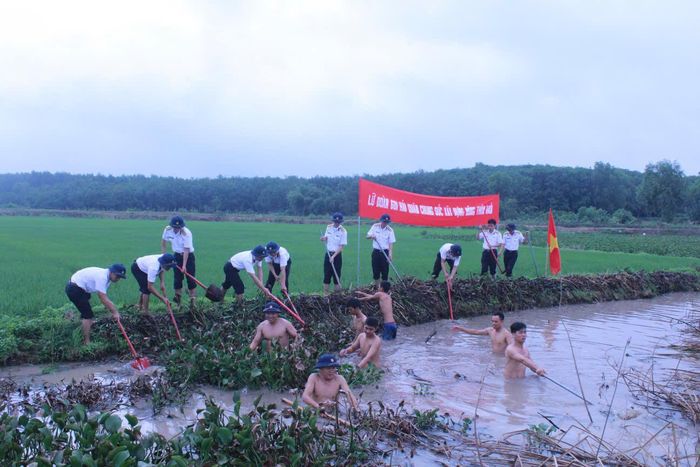 Cán bộ, chiến sĩ Lữ đoàn 681 khơi thông kênh mương nội đồng tại xã Đức Linh