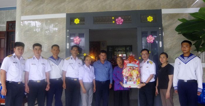 Lữ đoàn 681 thăm, tặng quà cho gia đình chính sách ở phường Tiến Thành