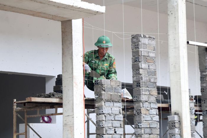 Quân nhân có tay nghề trực tiếp tham gia hoàn thiện các hạng mục