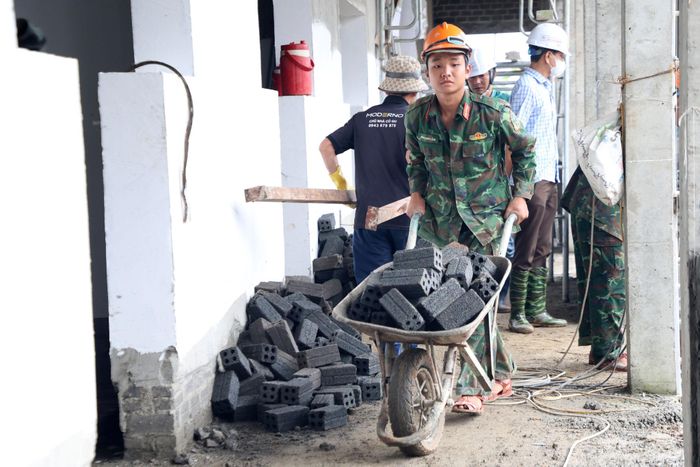Hơn 400 cán bộ, chiến sĩ được tăng cường cho công trường tại xã Quảng Trực