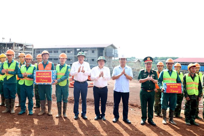 Thường trực Tỉnh ủy và Bộ Chỉ huy Quân sự tỉnh Lâm Đồng tặng quà cho cán bộ, chiến sĩ và người lao động tại công trường