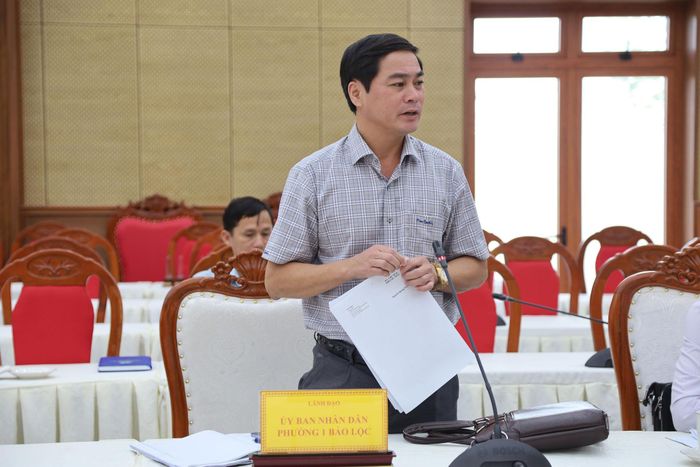 Phó Chủ tịch UBND Phường 1 Bảo Lộc Nguyễn Quang Trung trao đổi các thông tin liên quan về tiến độ dự án bệnh viện trên địa bàn