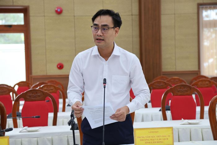 Phó Giám đốc Trung tâm Xúc tiến Đầu tư, Thương mại và Du lịch tỉnh Lâm Đồng Đinh Ngọc Hiếu báo cáo tiến độ triển khai các dự án