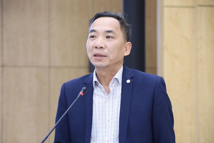 Phó Trưởng Ban Tuyên giáo và Dân vận Tỉnh ủy Lâm Đồng Hoàng Mạnh Thắng chia sẻ thông tin tình hình thời sự trong nước, quốc tế và kết quả phát triển kinh tế - xã hội của tỉnh 6 tháng đầu năm