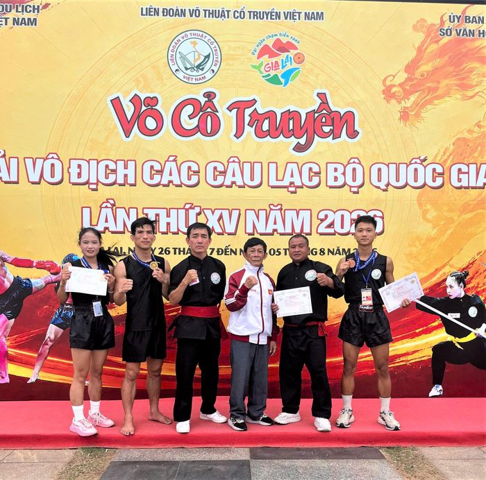 Đoàn huấn luyện viên và các vận động viên Lâm Đồng giành huy chương tại giải