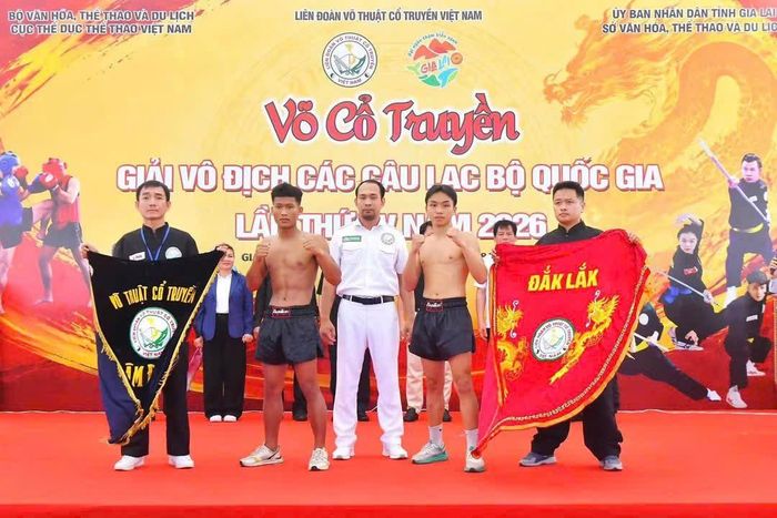 VĐV Kră Jăn Ha Than, đoàn Lâm Đồng (thứ hai từ trái sang) đang chuẩn bị thượng đài