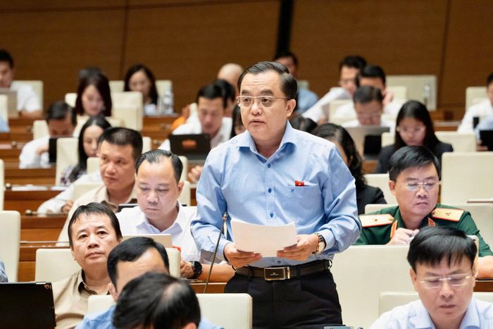 Đại biểu Huỳnh Ngọc Liêm, Đoàn ĐBQH tỉnh Lâm Đồng tham gia thảo luận tại hội trường