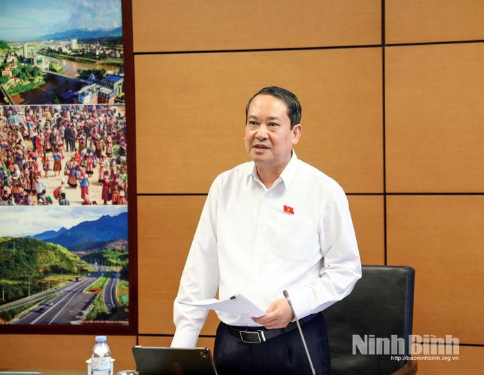 Đại biểu Mai Văn Tuất, Phó Bí thư Tỉnh ủy, Trưởng Đoàn ĐBQH tỉnh Ninh Bình tham luận tại Tổ.