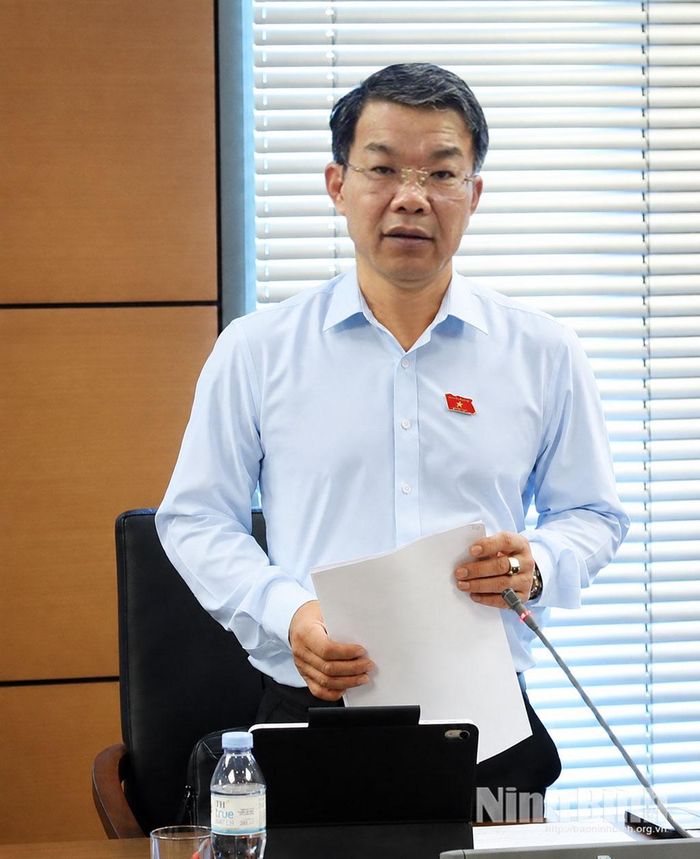 Đại biểu Nguyễn Hoàng Hà, Ủy viên Ban Thường vụ Tỉnh ủy, Phó Chủ tịch Thường trực Ủy ban MTTQ Việt Nam tỉnh Ninh Bình (Đoàn ĐBQH tỉnh Ninh Bình) tham luận tại Tổ.