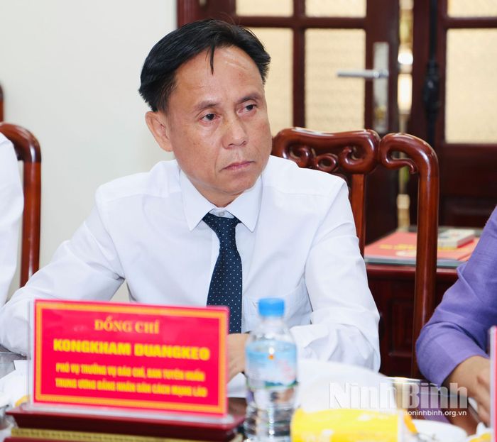 Đồng chí KongKham Duangkeo, Phó Vụ trưởng Vụ Báo chí, Ban Tuyên huấn Trung ương Đảng Nhân dân Cách mạng Lào phát biểu tại buổi làm việc.