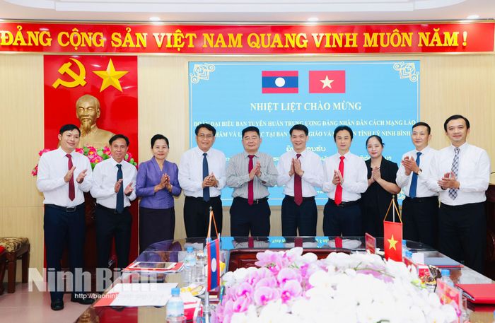 Các đại biểu chụp ảnh lưu niệm.