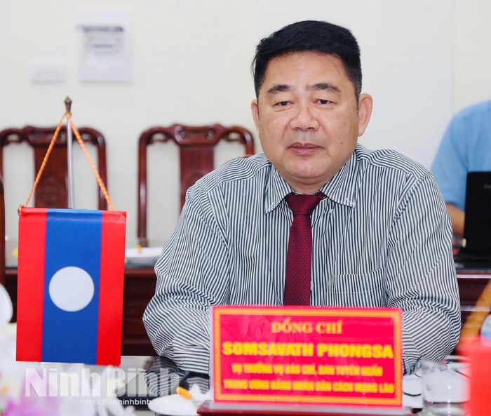 Đồng chí Somsavath Phongsa, Vụ trưởng Vụ Báo chí, Ban Tuyên huấn Trung ương Đảng Nhân dân Cách mạng Lào, Trưởng Đoàn công tác phát biểu tại buổi làm việc.