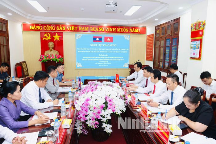 Quang cảnh buổi làm việc.