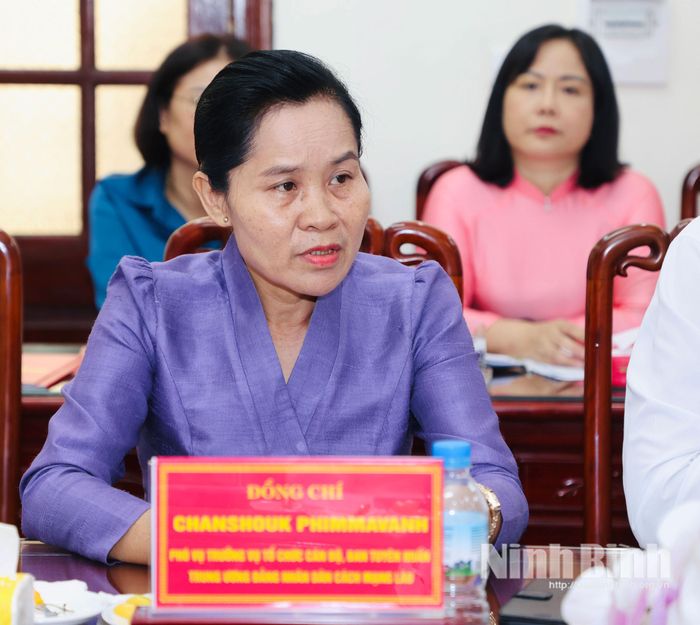 Đồng chí Chanshouk Phimmavanh, Phó Vụ trưởng Vụ Tổ chức cán bộ, Ban Tuyên huấn Trung ương Đảng Nhân dân Cách mạng Lào phát biểu tại buổi làm việc.