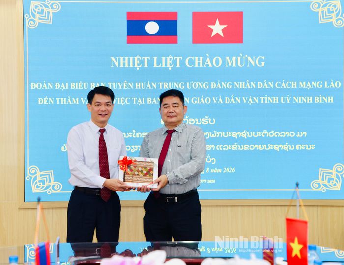 Đồng chí Somsavath Phongsa, Vụ trưởng Vụ Báo chí, Ban Tuyên huấn Trung ương Đảng Nhân dân Cách mạng Lào tặng quà lưu niệm cho đồng chí Nguyễn Đức Toàn, Ủy viên Ban Thường vụ Tỉnh ủy, Trưởng Ban Tuyên giáo và Dân vận Tỉnh ủy.