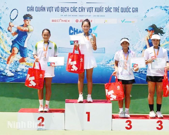 Vận động viên Tô Bình Nhiên nhận Huy chương Vàng đơn nữ U16.