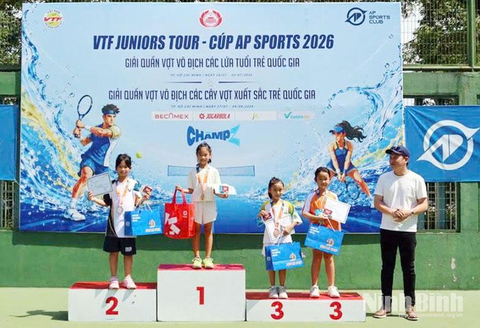 Vận động viên Tô Bình Như nhận Huy chương Vàng nội dung đơn nữ U8.