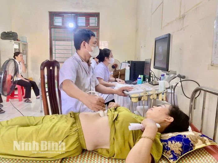 Bác sỹ Bệnh viện Đa khoa Bình Lục thực hiện siêu âm cho người dân đến khám sàng lọc. Ảnh: Phan Hiếu