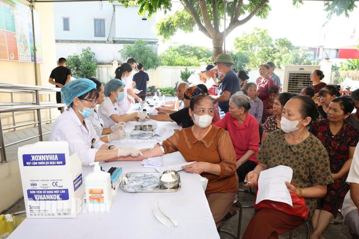 Người dân phường Đông Hoa Lư đến khám bệnh tại buổi khám do Bệnh viện Đa khoa tỉnh phối hợp với địa phương tổ chức. Ảnh: Minh Quang