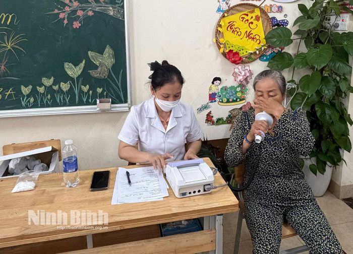Khám sàng lọc bệnh phổi tắc nghẽn mạn tính cho người dân xã Nam Hồng. Ảnh: Phan Hiếu