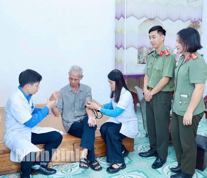 Người cao tuổi xã Đồng Thái được bác sỹ Bệnh viện Đa khoa tỉnh trực tiếp đến nhà khám bệnh. Ảnh: Phan Hiếu