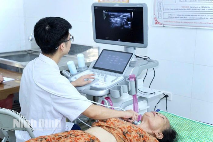 Các trang thiết bị y tế được các đơn vị đưa về cơ sở phục vụ khám bệnh cho bà con. Ảnh: Phan Hiếu