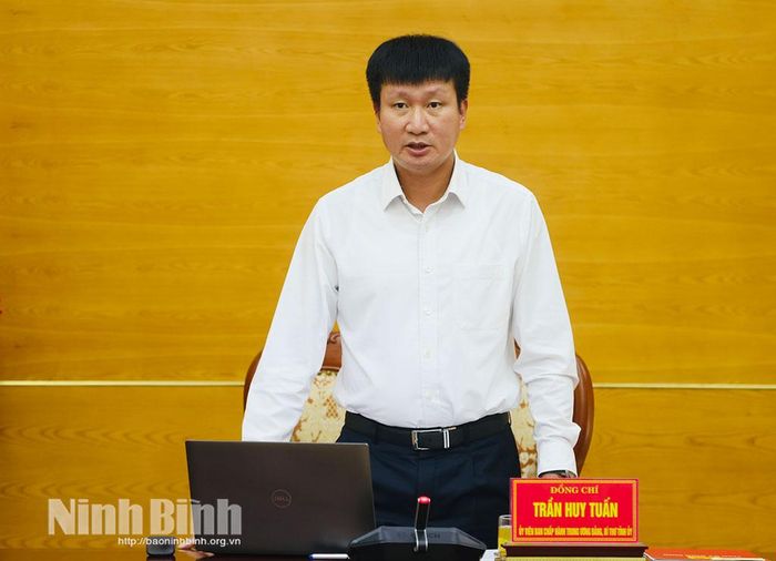 Đồng chí Bí thư Tỉnh ủy Trần Huy Tuấn phát biểu kết luận hội nghị.