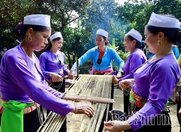 Sợi tơ được dàn đều, mượt mà rồi xe lại để tăng độ bền chắc.