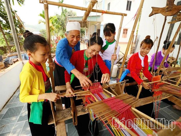 Nghề dệt thổ cẩm được gắn kết với du lịch cộng đồng, sản phẩm OCOP, góp phần nâng cao thu nhập, đời sống đồng bào dân tộc Mường ở vùng Mường Vang.