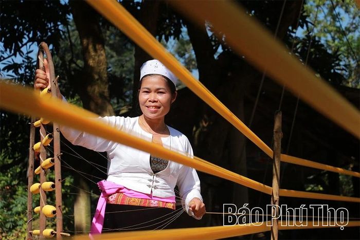 Phụ nữ Mường khéo léo thực hiện quy trình mắc vải thủ công.