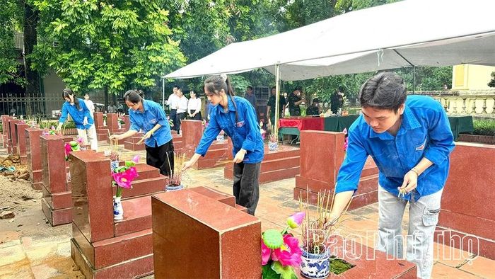Cán bộ, đảng viên, lực lượng vũ trang, đoàn viên, thanh niên và Nhân dân cũng dâng hương tại các phần mộ liệt sĩ.