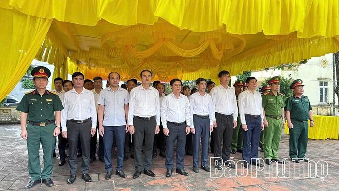 Các đại biểu dự Lễ dâng hương và lấy mẫu ADN hài cốt liệt sĩ tại Nghĩa trang liệt sĩ Bình Dương, xã Vĩnh Tường.