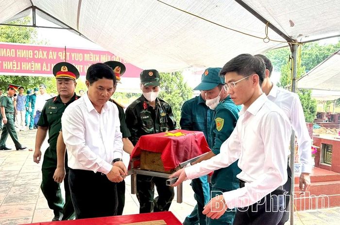 Lãnh đạo xã Vĩnh Tường và lực lượng Ban chỉ huy quân sự xã tham gia quá trình khai quật và hỗ trợ việc lấy mẫu ADN hài cốt liệt sĩ.