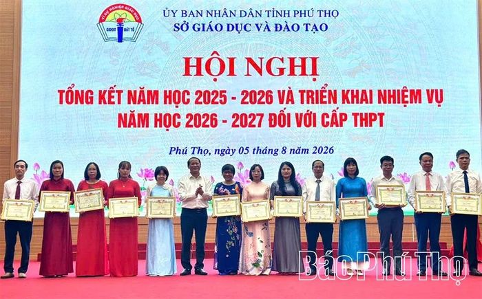 Lãnh đạo Sở Giáo dục và Đào tạo khen thưởng các tập thể, cá nhân đạt thành tích xuất sắc trong năm học 2025-2026.