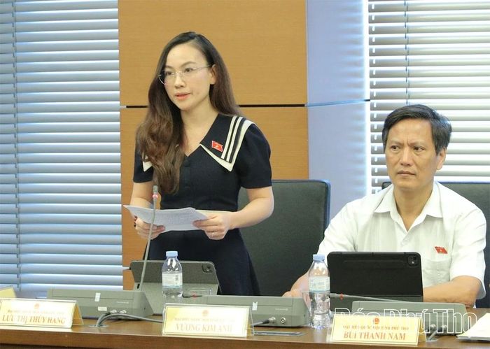Đại biểu Quốc hội tỉnh Phú Thọ Lưu Thị Thúy Hằng thảo luận ở tổ.