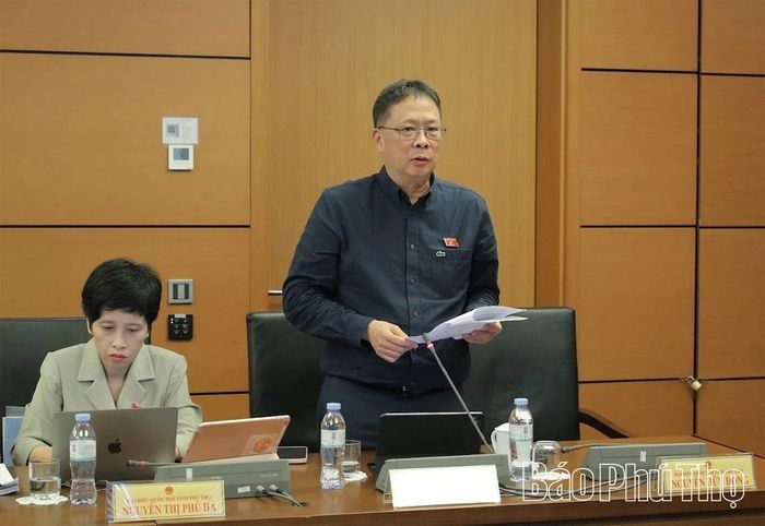Đại biểu Quốc hội tỉnh Phú Thọ Châu Văn Minh thảo luận ở tổ.