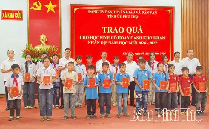 Đồng chí Trần Mạnh Hùng - Ủy viên Ban Thường vụ Đảng ủy, Phó Trưởng Ban Tuyên giáo và Dân vận Tỉnh ủy trao tặng 20 suất quà cho học sinh có hoàn cảnh khó khăn.
