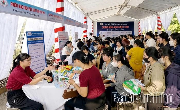 Các doanh nghiệp hướng dẫn, tư vấn vị trí việc làm cho người lao động tại phiên giao dịch việc làm.