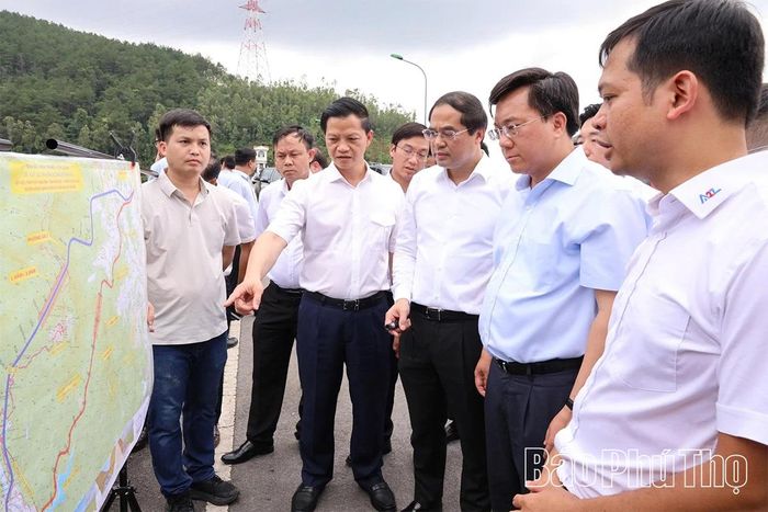 Lãnh đạo tỉnh Phú Thọ và tỉnh Thái Nguyên khảo sát thực địa khu vực dự kiến triển khai dự án thuộc địa bàn xã Tam Đảo.
