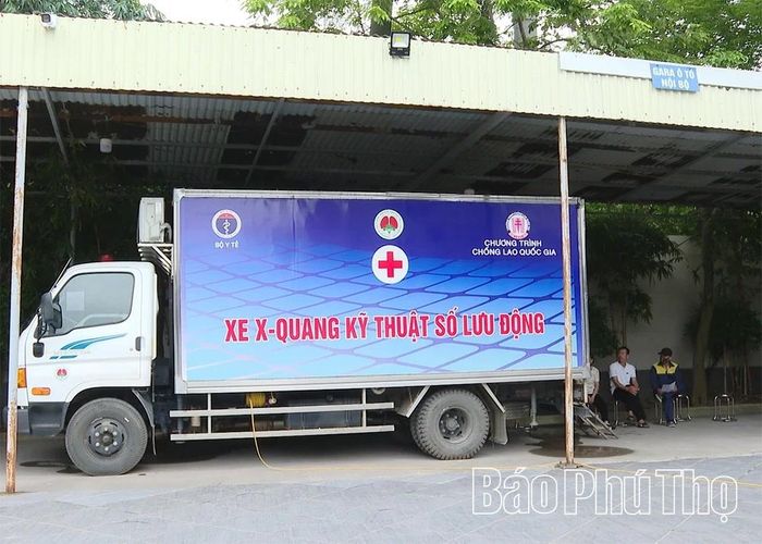 Bệnh viện Phổi tỉnh đưa xe chụp X-quang lưu động để chụp phổi nhằm phát hiện sớm bệnh lao, bệnh không lây nhiễm.