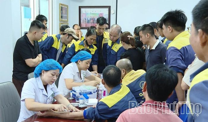 Các bác sĩ Trung tâm Y tế khu vực Thanh Ba lấy máu xét nghiệm.