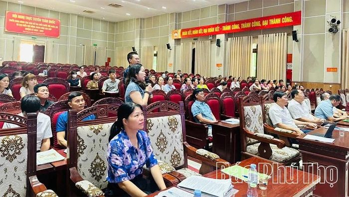 Các học viên trao đổi tại lớp tập huấn.