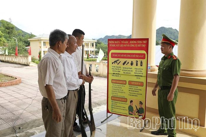 Công an phường Kỳ Sơn vận động, thu hồi 3 khẩu súng tự chế nhân Ngày hội Toàn dân bảo vệ ANTQ.
