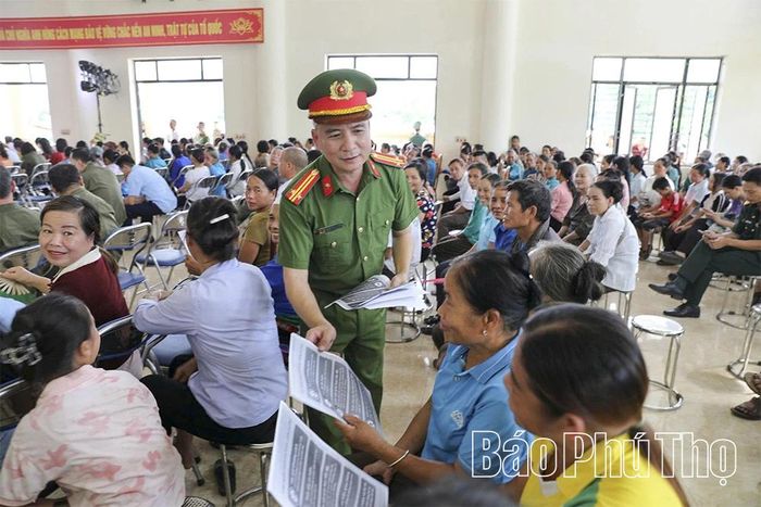 Lực lượng Công an phường đã tổ chức tuyên truyền pháp luật về phòng chống tội phạm, hướng dẫn cài đặt, kích hoạt tài khoản định danh điện tử... cho người dân.