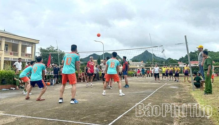 Hoạt động giao lưu thể thao giữa CBCS Công an phường với Nhân dân đã thu hút đông đảo cán bộ, Nhân dân tham gia.