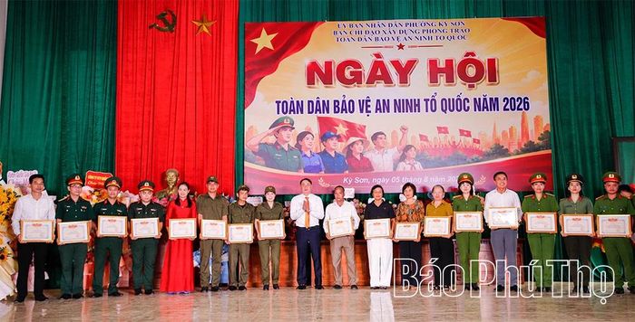 Lãnh đạo UBND phường Kỳ Sơn trao Giấy khen cho 19 cá nhân có thành tích trong phong trào Toàn dân bảo vệ ANTQ.
