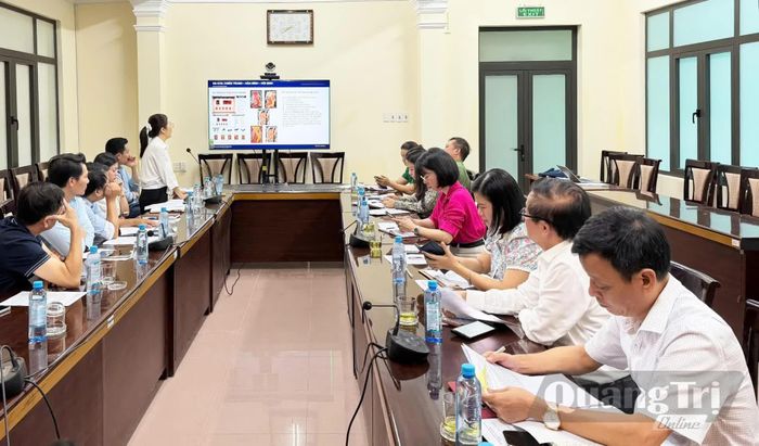 Đại diện gia đình họa sĩ Lê Bá Đảng đóng góp ý kiến tại cuộc họp - Ảnh: Nh.V