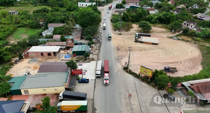 Trước tháng 6/2026, phần đất hành lang dọc Quốc lộ 9 đã bị người dân tự ý đổ đất đá, san lấp với chiều dài hơn 50m, áp sát mép đường nhựa làm bãi dừng đỗ trái phép - Ảnh: L.T