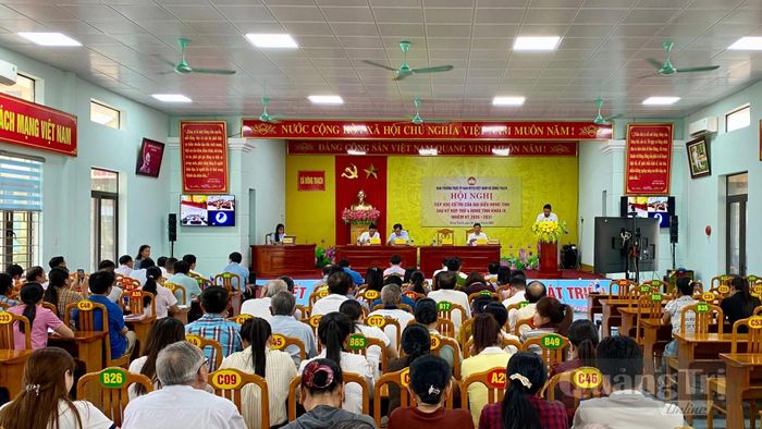 Đông đảo cử tri xã Đông Trạch tham dự buổi tiếp xúc - Ảnh: H.N