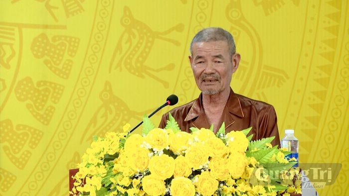 Cử tri xã Đông Trạch tham gia ý kiến tại buổi tiếp xúc - Ảnh: H.N